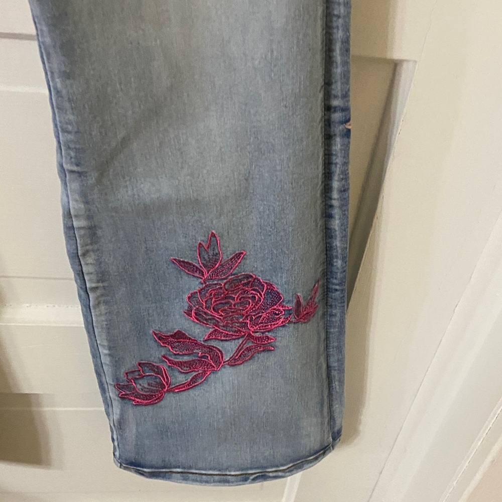 Oli & Hali Embroidered Floral Flare Jeans Size Small - Picture 10 of 13